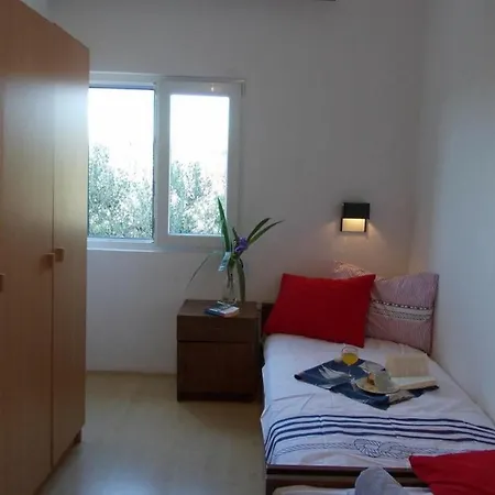 Family Friendly House With A Parking Space - 17979 *