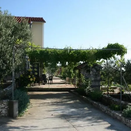 Family Friendly House With A Parking Space - 17979 * Primošten