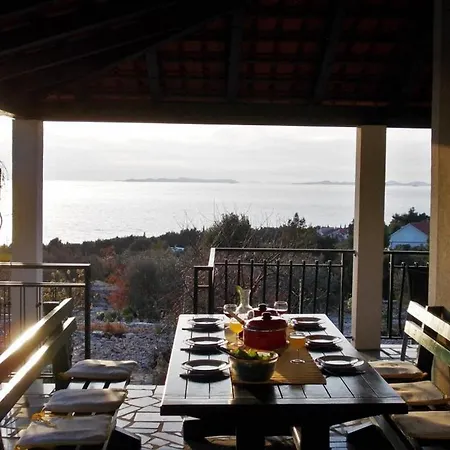 Family Friendly House With A Parking Space - 17979 * Primošten