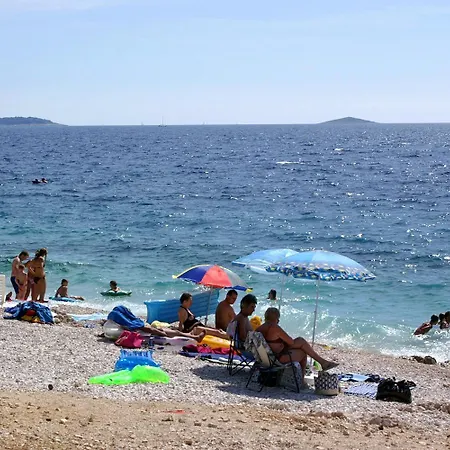 Family Friendly House With A Parking Space - 17979 Holiday home