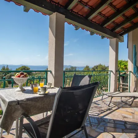 Family Friendly House With A Parking Space - 17979 * Primošten