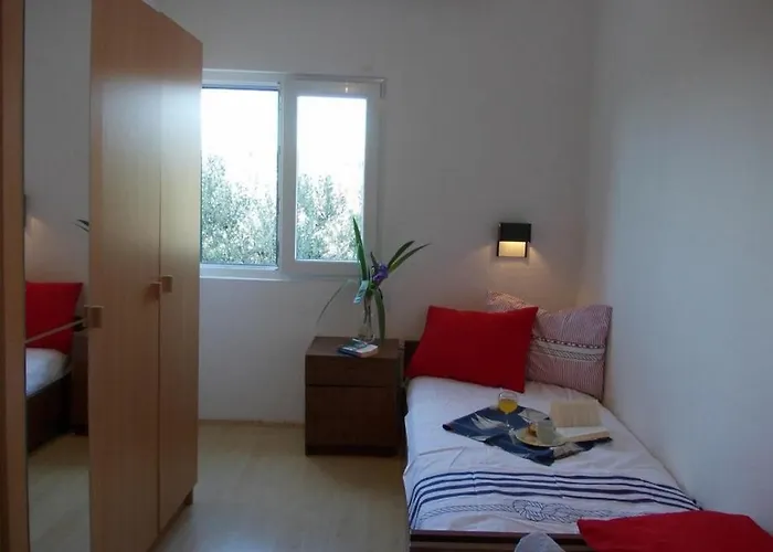 Family Friendly House With A Parking Space - 17979 *