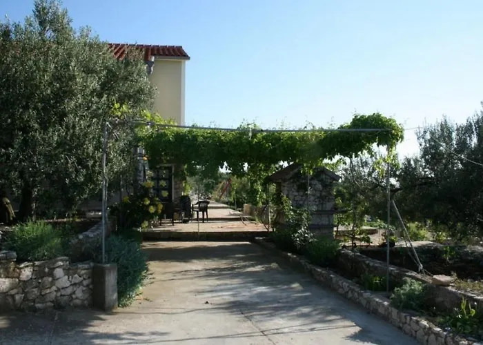 Family Friendly House With A Parking Space - 17979 * Primošten