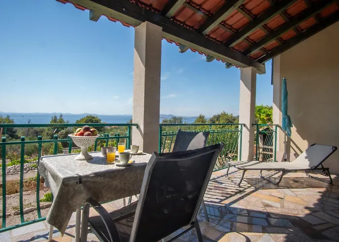 Family Friendly House With A Parking Space - 17979 * Primošten